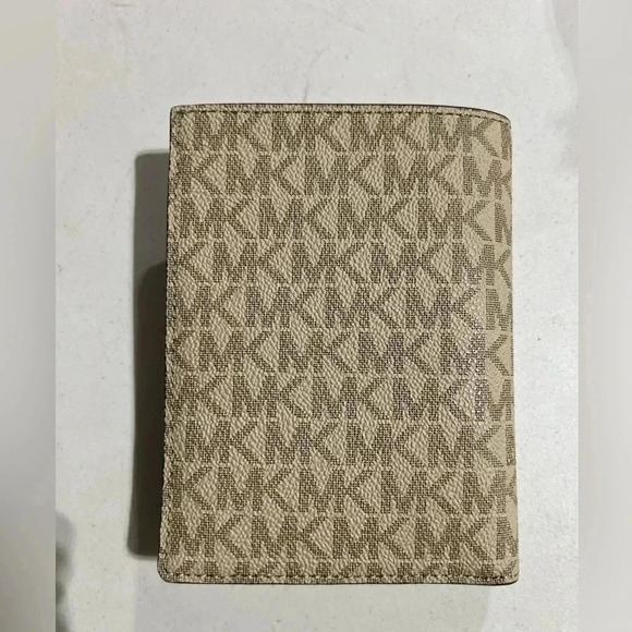 NWT!! Michael Kors Travel Jet Passport Holder/Wallet MIAMI Cream - Picture 2 of 5